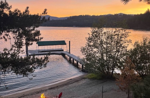 Coeur d'Alene House | Beautiful Sunny Beach Front Lake House