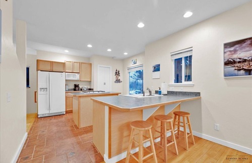 Girdwood House | Beautiful “sunnyside” Girdwood home with Gird to Bird trail at your front door!