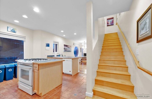 Girdwood House | Beautiful “sunnyside” Girdwood home with Gird to Bird trail at your front door!