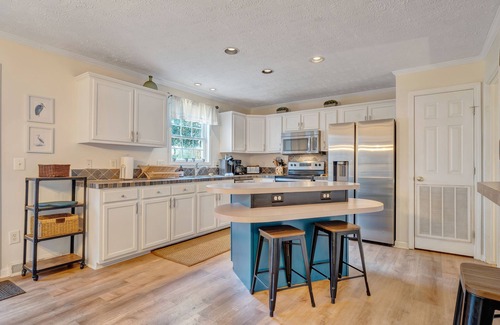 Moneta House | Beautiful! SUPs, Fire Table, Game Room, Party Dock, Deep Cove, Fast WIFI,Pets OK