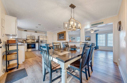 Moneta House | Beautiful! SUPs, Fire Table, Game Room, Party Dock, Deep Cove, Fast WIFI,Pets OK