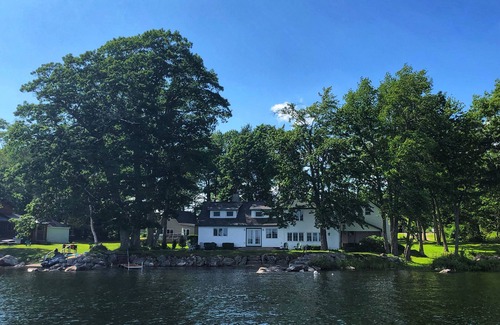 Belfast House | Beautiful Swan Lake Maine and Mid Coast Region!
