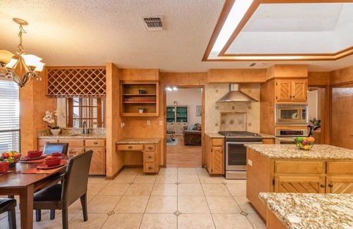 Vista Del Norte House | Beautiful Texas ranch house with Game Room, Private basketball court & Minigolf
