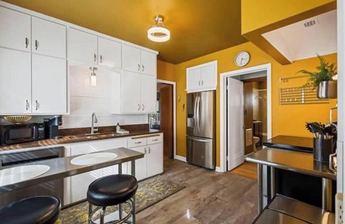 Wauwatosa House | Beautiful three bedroom property located in a quiet neighborhood!