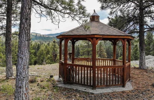 Lincoln County Cabin | BEAUTIFUL TIMBER ACCENTED CABIN
