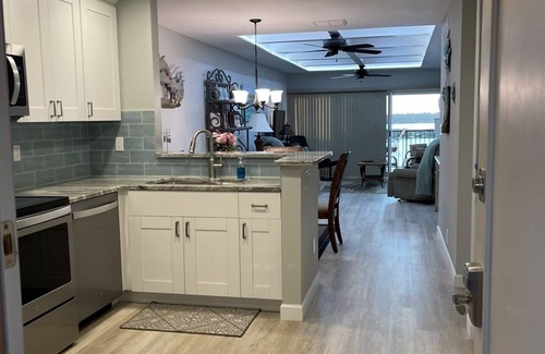Siesta Key Condo | Beautiful Top Floor View, 5 minute walk to Turtle Beach