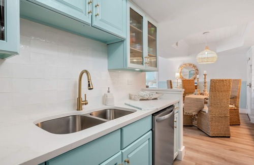 Saint Simons Island Condo | 🐬BEAUTIFUL TOTALLY UPDATED ON THE BEACH AWESOME RATES🏖️