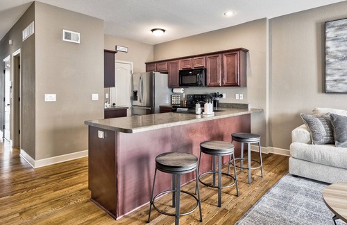 Waldron House | Beautiful Townhome Near Shopping and Restaurants in Northland