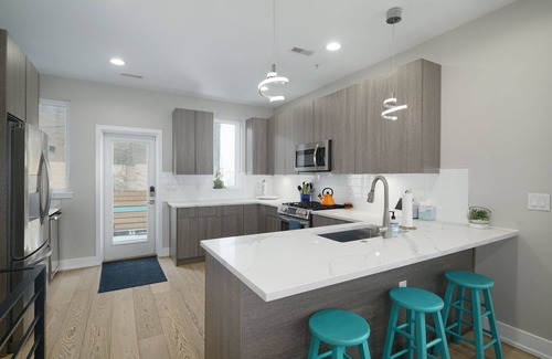 South Philadelphia House | Beautiful Townhome - fully furnished with home gym and hot tub!