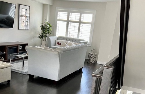 Winona House | Beautiful Townhouse with oasis backyard and free parking x2