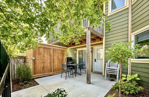 Collingwood House | Beautiful tranquil centrally located condo