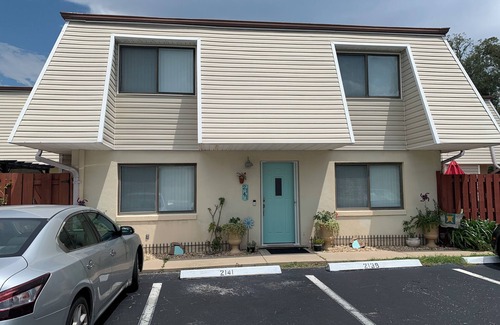 Ocala House | Beautiful unfurnished townhome that includes a patio with a pergola and fire pit