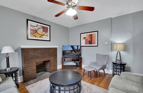 Shaw House | Beautiful Unit in Shaw Community! 1W