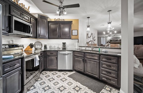 Table Rock Condo | Beautiful, Updated Golf Condo near Shows and Attractions