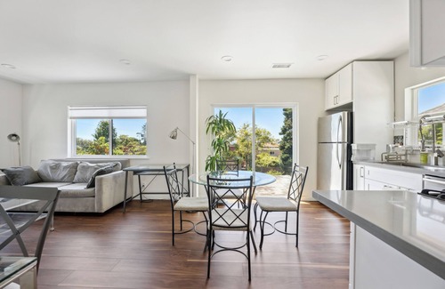 South Berkeley House | Beautiful upstairs 3-bedrm 1.5 Ba flat in Berkeley, W/D in unit, fast WiFi