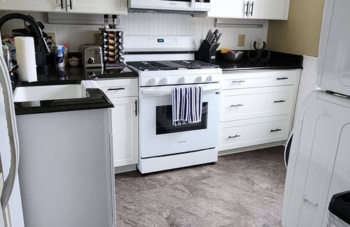 Midway Apartment | Beautiful upstairs apartment located in historic downtown Midwayn