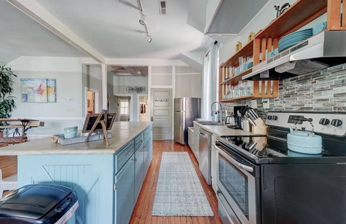 Wilmington Historic District Apartment | Beautiful Upstairs Suite in The Historic Firehouse At 5th Ave. & Castle St.