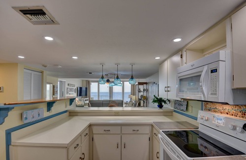 Daytona Beach Shores Condo | Beautiful condo directly on the beach, heated pool, pickleball, basketball, more
