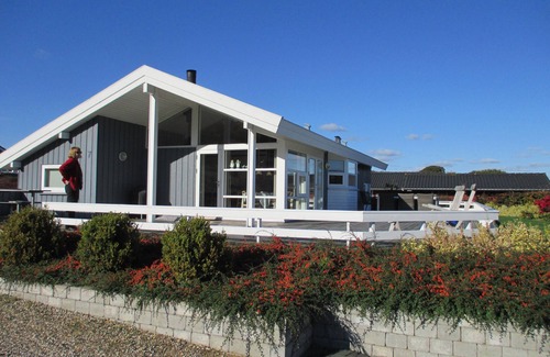 Grønninghoved Strand House | Beautiful vacation home with sea views and 5 minutes' walk from the beach