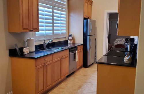Venice Apartment | Beautiful Venice Island Apartment right on Venice Ave. - Shop, Beach & Eat!