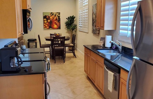 Venice Apartment | Beautiful Venice Island Apartment right on Venice Ave. - Shop, Beach & Eat!
