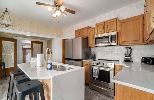 Castle Rock House | Beautiful Victorian 4 Bedroom downtown Castle Rock
