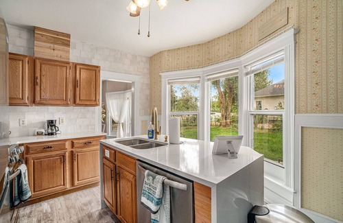 Castle Rock House | Beautiful Victorian 4 Bedroom downtown Castle Rock