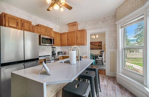Castle Rock House | Beautiful Victorian 4 Bedroom downtown Castle Rock