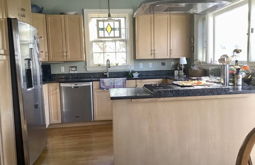 Hull House | Beautiful Victorian Waterfront home minutes to Boston Ferry