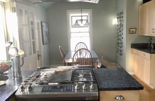 Hull House | Beautiful Victorian Waterfront home minutes to Boston Ferry