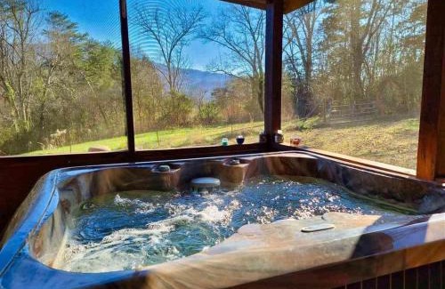 Gatlinburg - Pigeon Forge House | Beautiful View! Log cabin,Fireplace,Hot Tub,Arcade,Pool,Fishing