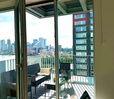 Docklands Apartment | Beautiful view to Canary Wharf , O2 arena , near by London Excel 3-beds