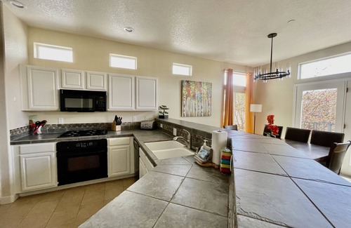 Sparks House | "BEAUTIFUL VIEWS" 5 Bed/3.5 Bath Sparks/Reno Lake Home - sleeps 20