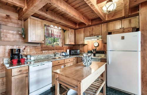 Gatlinburg - Pigeon Forge Cabin | Beautiful Views~GSMNP~ Hot Tub-10 min to Parkway ~Private!