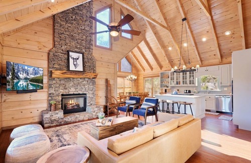 Cherry Log Cabin | Beautiful Views ~ Hot Tub & Fire Pit Entertainment Area ~ Game Room
