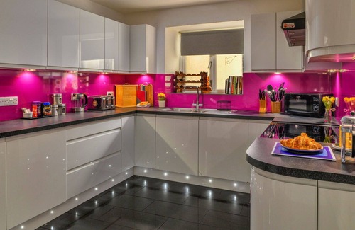 Cwmtirmynach House | Beautiful villa for 8 guests with WIFI, TV and pets allowed