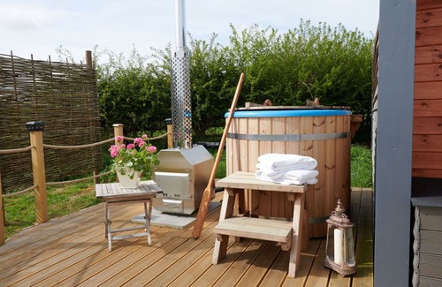 Cropredy House | Beautiful villa for 4 guests with hot tub, terrace, pets allowed and parking