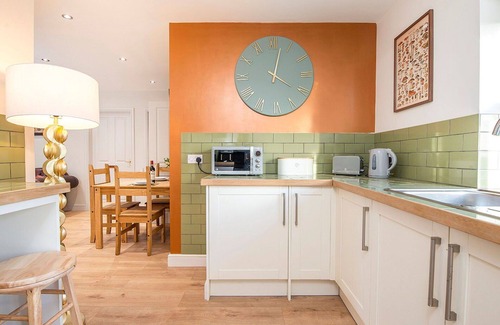 Carmarthen House | Beautiful villa for 19 people with hot tub, private pool, WIFI and pets allowed