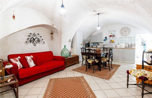 Castellaro House | Beautiful villa for 6 guests with WIFI, TV, terrace and parking