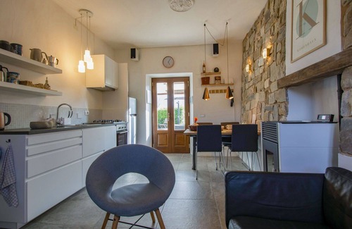 Mologno House | Beautiful villa for 4 guests with private pool, WIFI, TV, patio and pets allowed