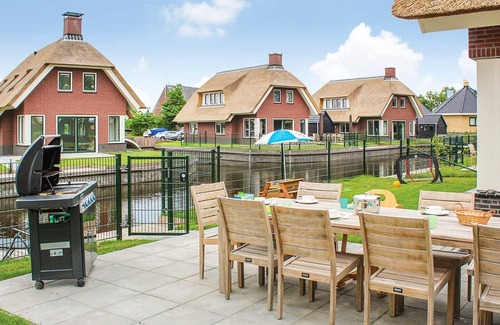 Idskenhuizen House | Beautiful villa with enclosed garden, in a holiday park in Friesland