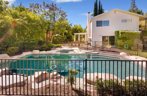 Canoga Park Villa | Beautiful villa with pool and jacuzzi