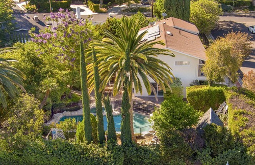 Canoga Park Villa | Beautiful villa with pool and jacuzzi