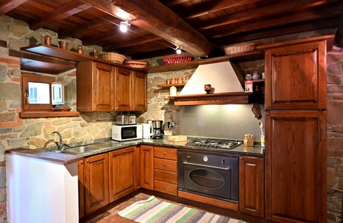 Loro Ciuffenna Villa | Beautiful villa with WIFI, private pool, TV, patio, pets allowed, panoramic view and parking