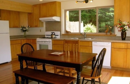 Butte Ski Chalet | Beautiful, Warm & Welcoming-Redwoods, River, Beaches includes Hot tub