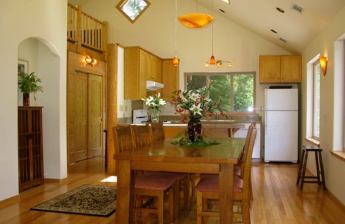 Butte House | Beautiful, Warm & Welcoming-Redwoods, River, Beaches-includes Hot tub