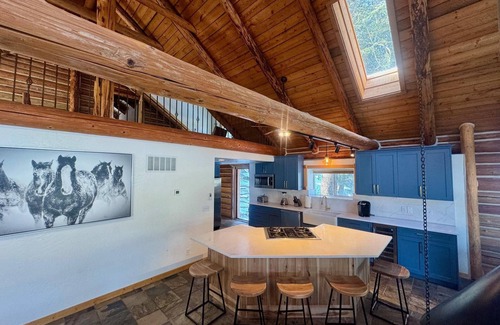 Coeur d'Alene House | Beautiful Waterfront Log Cabin
