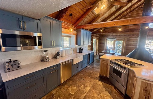 Coeur d'Alene House | Beautiful Waterfront Log Cabin