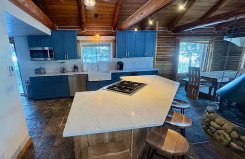 Coeur d'Alene House | Beautiful Waterfront Log Cabin