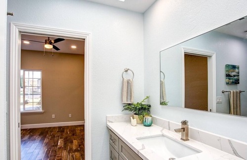 Discovery Bay House | Beautiful waterfront 5bd/3ba